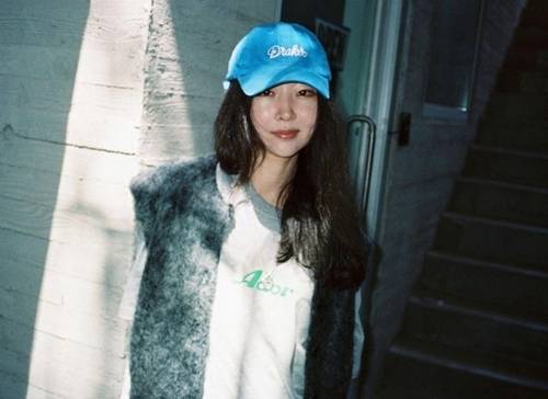 뉴진스 팬들이 멤버들과 가족을 이용하지 말라는 내용과 함께 민희진 대표를 비난하는 트럭 시위를 벌이고 있다.