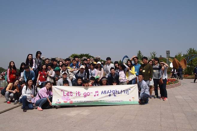 2014년 키움과 나눔 성인장애인 '세상만나기' 봉사프로그램에 참여한 엄주성 당시 1기 단장(현 키움증권 대표)과 직원들의 모습./사진=키움증권 제공