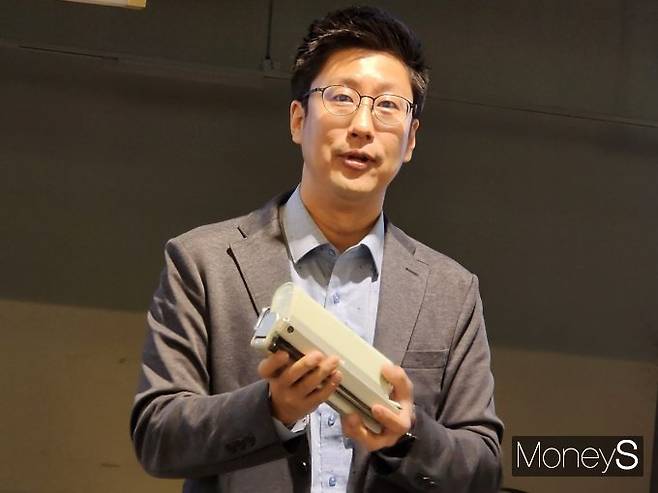 김용재 위로보틱스 대표가 경량 로봇 제품 '윔'을 소개하고 있다. /사진=박찬규 기자