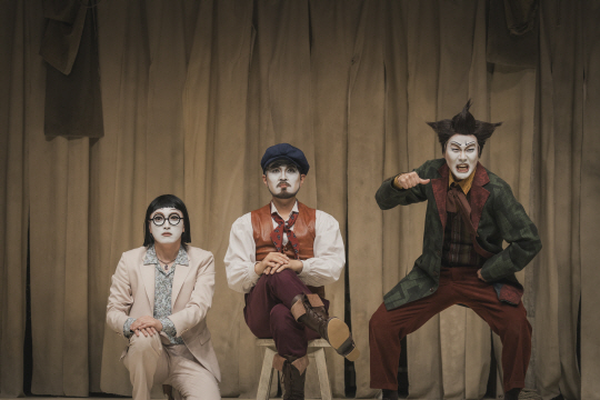 연극 ‘스카팽’의 한 장면. 왼쪽부터 배우 이호철, 이중현, 박경주. 국립극단 제공