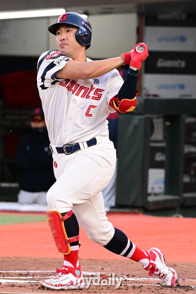 2024년 4월 24일 부산 사직야구장에서 진행된 '2024 신한 SOL 뱅크 KBO 리그' SSG-롯데의 경기. 롯데 전준우가 1회말 무사 2루에서 적시타를 때린 뒤 환호하고 있다./부산 = 곽경훈 기자 kphoto@mydaily.co.kr