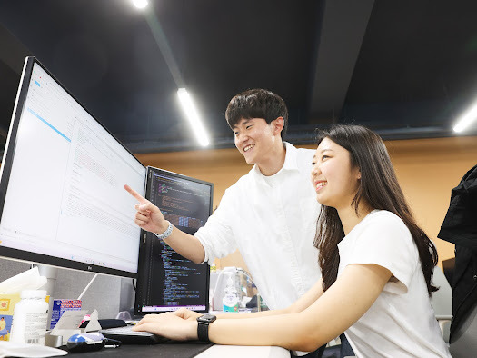 KAIST 김재철 AI 대학원 학생들의 연구 모습.[KAIST 제공]