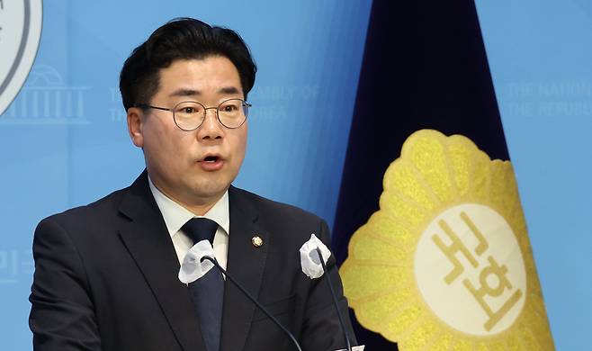 박찬대 더불어민주당 의원이 21일 국회에서 원내대표 출마 선언 기자회견을 하고 있다. [연합]