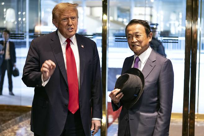 도널드 트럼프 전 미국 대통령이 23일(현지시간) 뉴욕 트럼프 타워에서 아소 다로 전 일본 총리를 만나고 있다. [AP]