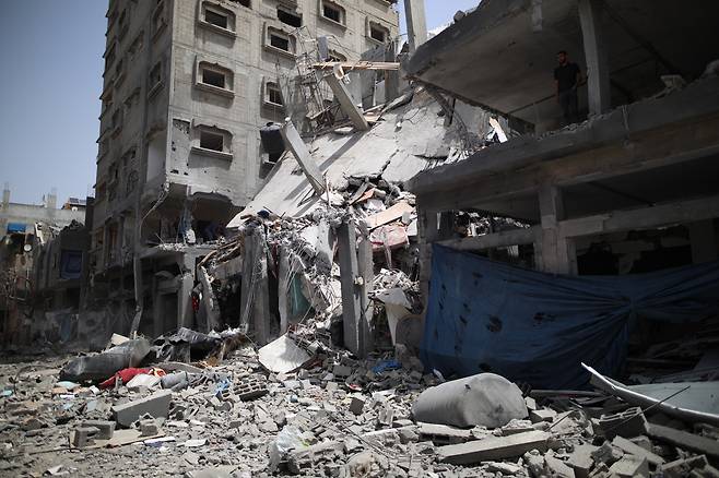 23일(현지시간) 가자 지구에 있는 뷰레이 난민촌의 파괴된 건물. [AP]