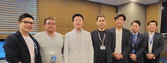 <사진 : 강정호 미니쉬테크놀로지 대표(왼쪽에서 세번째)가  스나카와 히로시게 후나이 종합연구소 의료파트 본부장(오른쪽에서 두 번째) 등 한국기업 시찰단 덴탈 분야 CEO들과 기념 촬영하고 있다.>