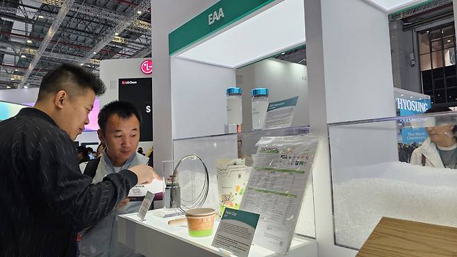24일(현지시간) 중국 상하이에서 열린 '차이나플라스 2024'에서 참관객들이 SK지오센트릭의 EAA, I/O 등 고부가가치 제품을 살펴보고 있다. [SK지오센트릭 제공]