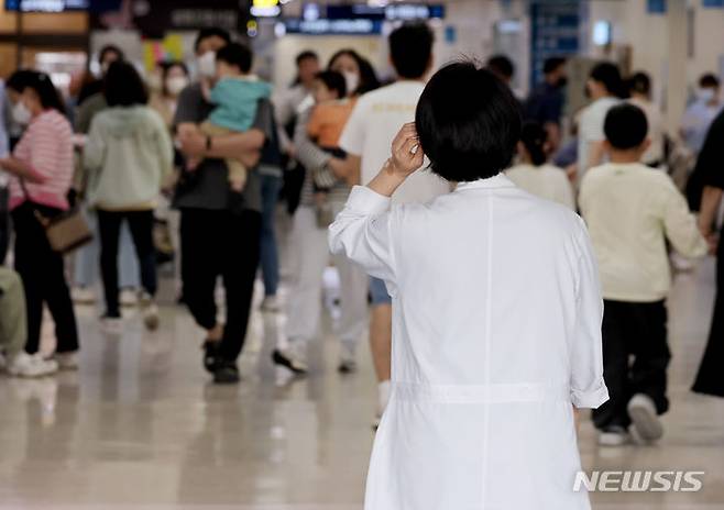 [서울=뉴시스] 김진아 기자 = 지난 23일 서울의 한 어린이병원에서 의사가 이동하고 있다. 2024.04.23. bluesoda@newsis.com