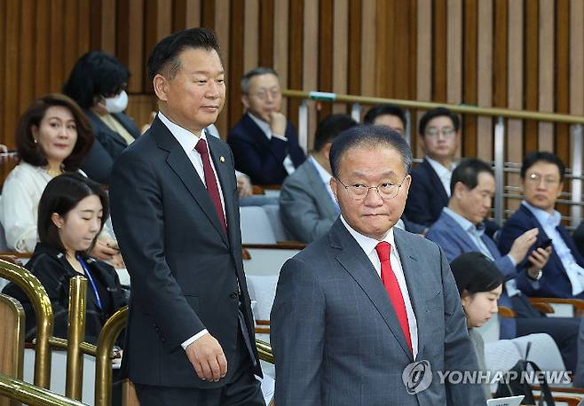 (서울=연합뉴스) 한종찬 기자 = 국민의힘 윤재옥 당 대표 권한대행 겸 원내대표와 이양수 원내수석부대표가 23일 오전 서울 국회에서 열린 원내대책회의에 참석하고 있다. 2024.4.23 saba@yna.co.kr 연합뉴스