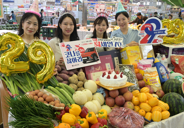 23일 농협유통 하나로마트 서울 양재점 관계자들이 창립 29주년 ‘고객과 농업인이 더 살맛나게~!’ 행사를 홍보하고 있다. 농협유통