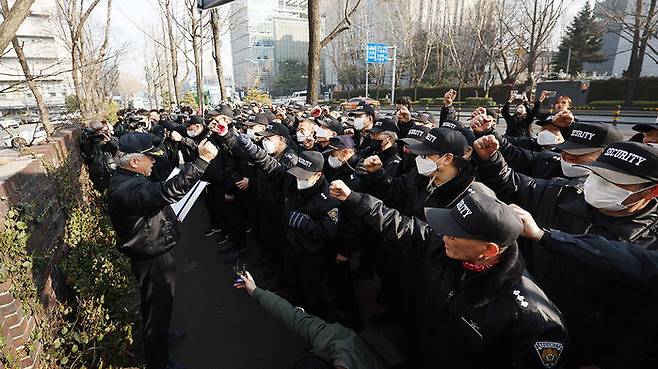 '갑질 관리자' 퇴진을 요구하는 경비원들