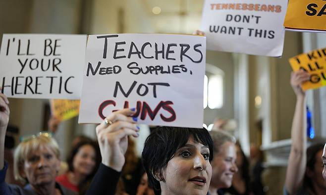 23일(현지시간) 미국 테네시주 입법회의에서 교사들의 학교 내 무장을 허용하는 법안이 통과된 뒤 하원 회의장 밖에 모인 시위대들이 시위를 벌이고 있다. AP연합뉴스