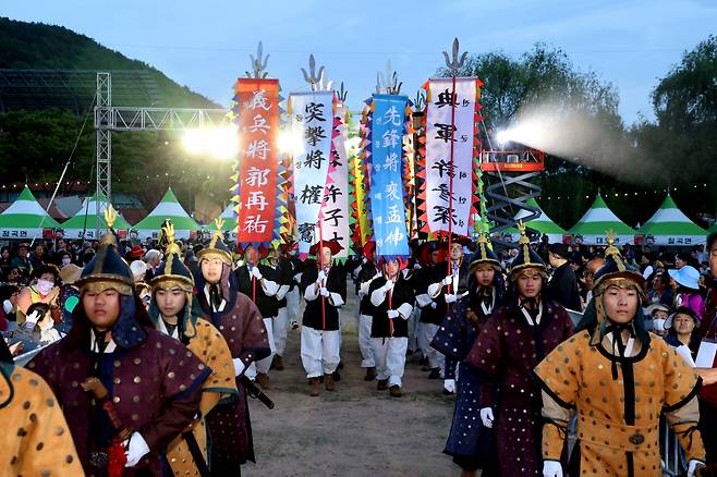 의령홍의장군축제 개막식 퍼레이드 모습 ⓒ의령군