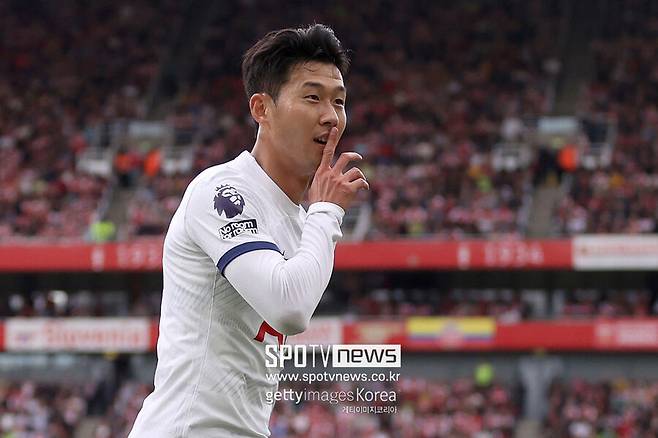 ▲ 토트넘의 손흥민은 2020-21시즌 잉글랜드 프리미어리그 11라운드에서 아스날을 상대로 선발 출전했다. 그리고 전반 13분 해리 케인의 패스를 받아 박스 앞까지 볼을 몰고 들어간 뒤, 환상적인 오른발 감아차기로 아스날의 골망을 갈랐다. 당시 아스날의 골문을 지키고 있던 베른트 레노는 손흥민의 슈팅을 막기 위해 다이빙을 시도했지만, 볼은 그대로 골문으로 빨려 들어갔다.