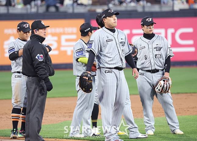 [포토] 류현진 '비디오 판독마저 아홉수'