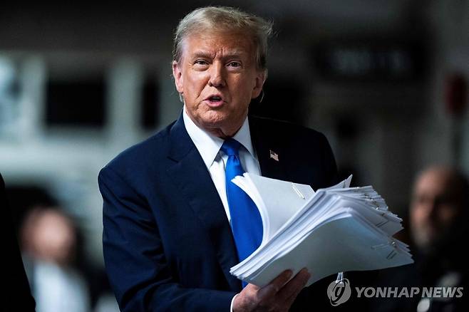 법정 나선 뒤 취재진에 발언하는 트럼프 (뉴욕 AFP=연합뉴스) 미국 공화당 대선후보인 도널드 트럼프 전 대통령이 18일(현지시간) 뉴욕 맨해튼지방법원을 나서며 취재진에 발언하고 있다. 이날 열린 재판에서는 트럼프 전 대통령의 유무죄를 가릴 배심원단 12명이 모두 선정됐다. 2024.04.19 passion@yna.co.kr