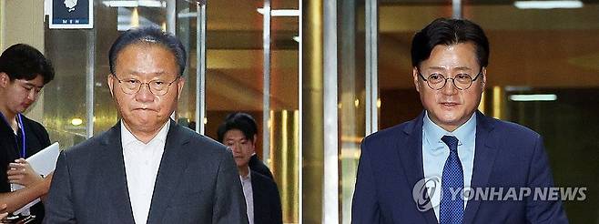 의장실 향하는 여야 원내대표 (서울=연합뉴스) 한종찬 기자 = 국민의힘 윤재옥 원내대표 겸 당 대표 권한대행(왼쪽 사진)과 더불어민주당 홍익표 원내대표가 23일 국회의장 주재 여야 원내대표 회동을 위해 의장실로 향하고 있다. 2024.4.23 saba@yna.co.kr