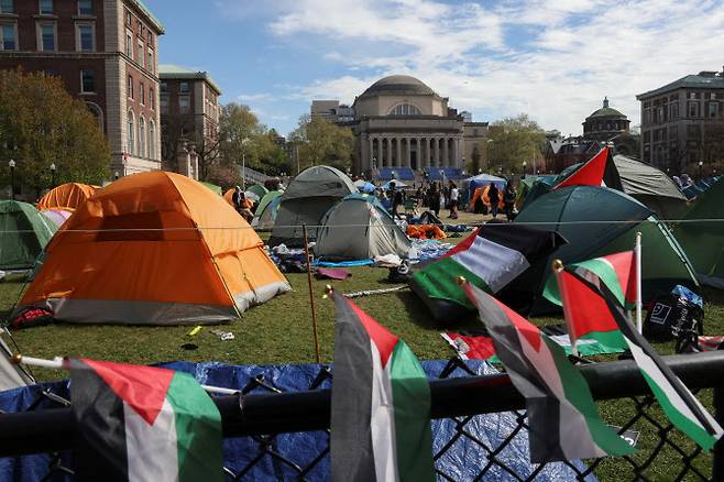 미국 뉴욕 컬럼비아 대학 캠퍼스에서 팔레스타인을 지지하는 시위 학생들이 텐트를 치고 농성을 벌이고 있다.(사진=로이터)