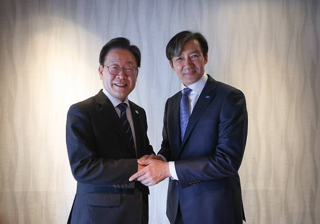 이재명(왼쪽) 더불어민주당 대표와 조국 조국혁신당 대표가 25일 서울 모처에서 만나 저녁 만찬 회동을 하는 중이다.(사진=더불어민주당 제공)