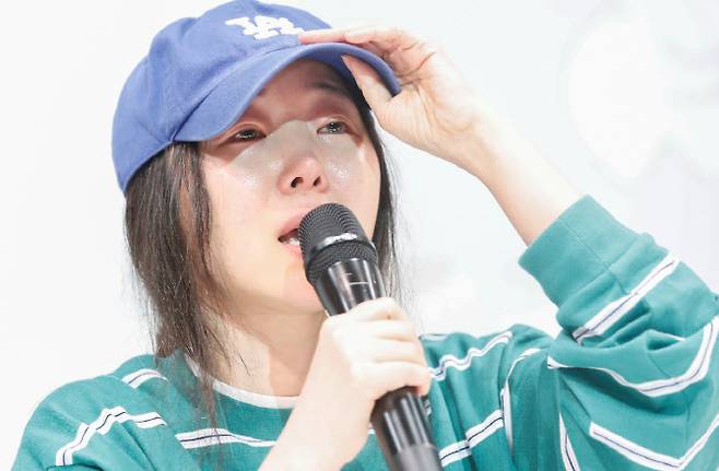 그룹 뉴진스의 소속사 어도어 민희진 대표가 25일 서울 서초구 한국컨퍼런스센터에서 하이브 경영권 탈취 시도와 관련한 배임 의혹 관련 입장을 밝히는 긴급기자회견을 갖고 있다(사진=뉴스1)