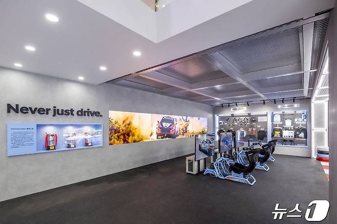 현대차는 25일(현지시각) 중국국제전람중심 순의관(China International Exhibition Center, Shunyi New Hall)에서 열린 ‘2024 베이징 국제 모터쇼(Auto China 2024)’에서 ‘아이오닉 5 N’과 ‘디 올 뉴 싼타페’를 공개하고, ‘더 뉴 투싼’을 중국 시장에 최초로 공개했다.2024 베이징 국제 모터쇼 현대차관 N브랜드존 내 체험형 콘텐츠 ‘N 레이싱 시뮬레이터’.(현대차 제공)