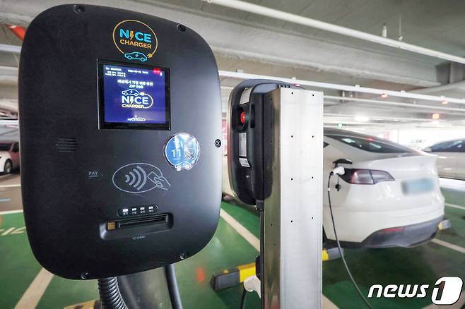 서울의 한 복합쇼핑몰 주차장에 마련된 전기차 충전소에서 전기차량들이 충전을 하고 있다. ⓒ News1 민경석 기자
