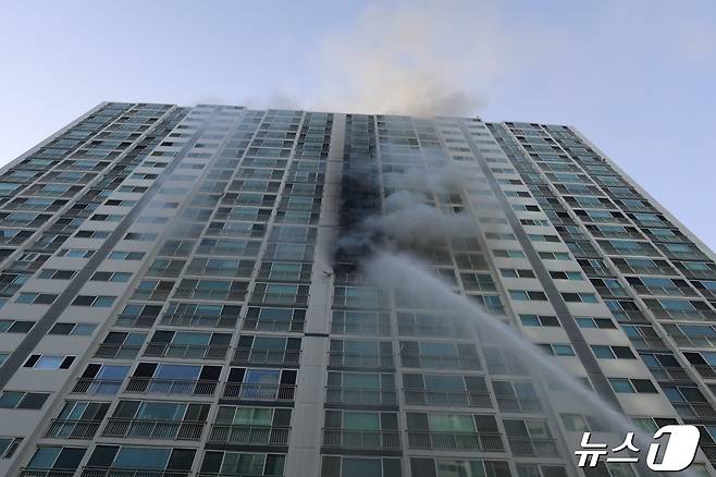 25일 오후 5시 3분쯤 부산 남구 한 아파트 12층에서 화재가 발생했다.(부산소방재난본부 제공)