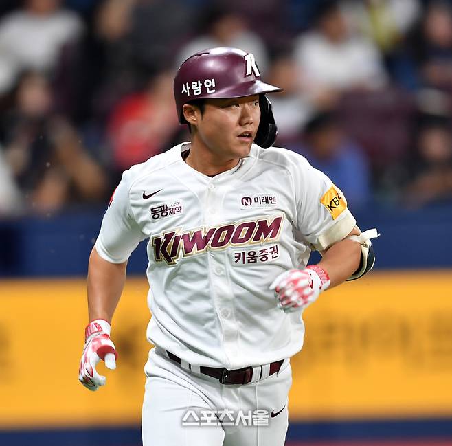 키움 6번타자 고영우가 24일 고척스카이돔에서 열린 2024프로야구 키움히어로즈와 KIA타이거즈의 경기 2회말 1사 1루에서 안타로 출루하고 있다.   2024.04.24.  고척 | 강영조기자 kanjo@sportsseoul.com