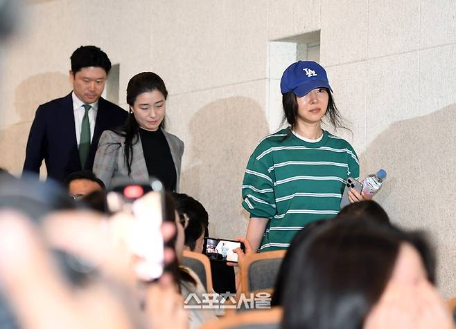 경영권 탈취 시도 의혹을 받고 있는 민희진 어도어 대표(오른쪽)가 25일 오후 서울 서초구 한국컨퍼런스센터에서 기자회견을 하기 위해 변호사들과 함께 회견장으로 입장하고 있다. 2024. 4. 25. 박진업 기자 upandup@sportsseoul.com