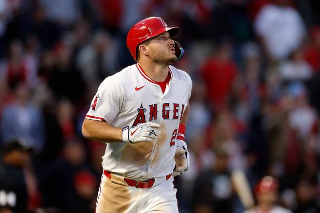 LA 에인절스 마이크 트라웃이 12년 만에 1회 선두타자 홈런을 터뜨리며 팀 승리를 이끌었다. AFP연합뉴스