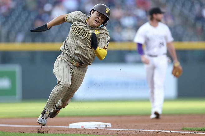 1회초 2타점 2루타를 치고 나간 김하성이 에구이 로사리오의 적시타 때 3루를 돌아 홈을 향하고 있다. AFP연합뉴스