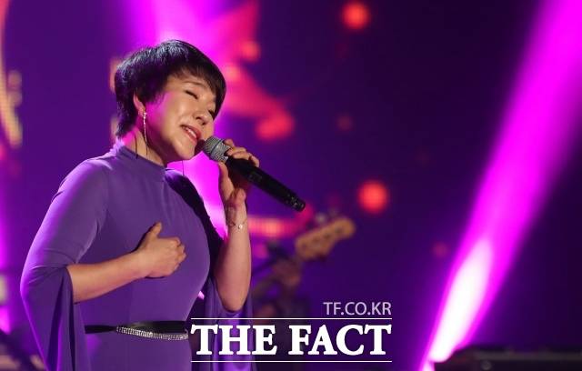 최진희는 대중 히트곡이 많은 가수다. '사랑의 미로' '물보라' '우린 너무 쉽게 헤어졌어요' '미련 때문에' '꼬마인형' '천상재회' 등이 그를 대표하는 노래로 꼽힌다. 최진희가 2018년 6월 평양 류경정주영체육관에서 열린 '남북 예술인들의 연합무대-우리는 하나'에서 열창하고 있다. /[더팩트ㅣ평양공연 사진공동취재단]