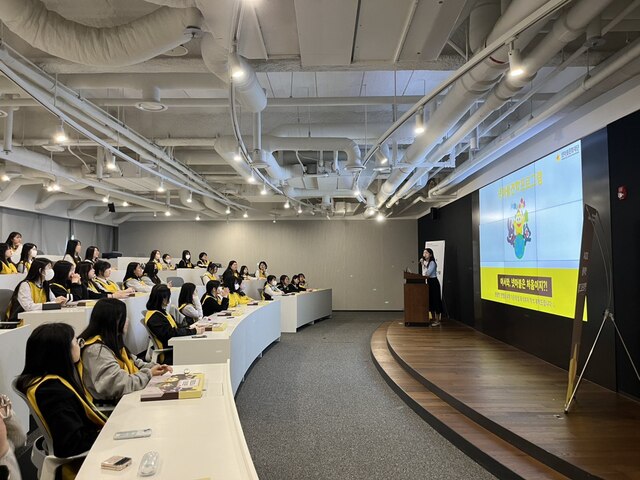 지난 24일 서울 구로구 넷마블 본사에서 열린 '2024 넷마블견학프로그램'에 참여한 경북여자상업고등학교 학생들이 강연을 듣고 있다. /넷마블문화재단