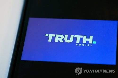 트럼프 전 미국 대통령의 SNS '트루스소셜'앱 [사진출처=EPA/ 연합뉴스]