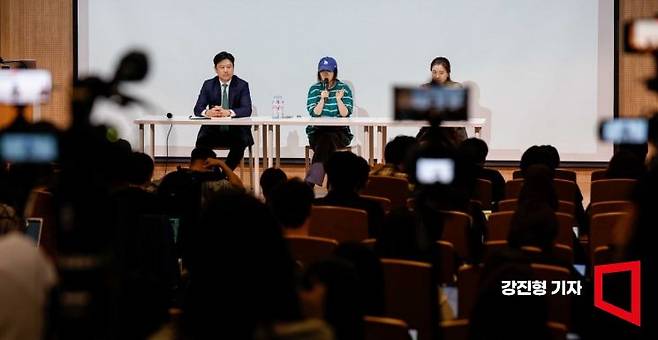 민희진 어도어 대표가 25일 서울 서초구 한국컨퍼런스센터에서 모회사 하이브와의 갈등 사태와 관련해 입장 발표를 하고 있다. 앞서 하이브는 민희진 대표 등 어도어 경영진에 대한 중간 감사 결과를 발표하고, 이들을 업무상 배임 등 혐의로 고발한다고 밝혔다. 사진=강진형 기자aymsdream@