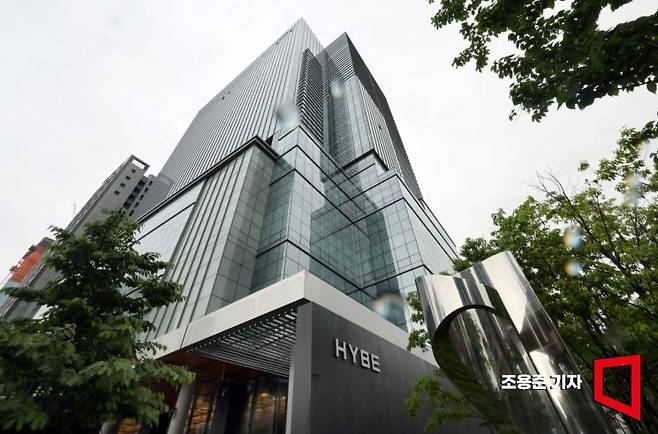 하이브가 그룹 뉴진스가 속한 자회사 어도어 경영진에 대한 감사에 착수하는등 갈등이 빚어지고 있다. 사진은 용산 하이브사옥. 사진=조용준 기자 jun21@