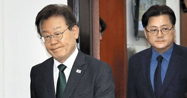 더불어민주당 이재명(왼쪽) 대표가 24일 민주당 최고위원 회의를 주재하기 위해 회의장에 들어서고 있다. 오른쪽은 홍익표 원내대표. 이 대표는 이날 "국민 3분 중 2분이 채 해병 특검에 찬성한다. 특검을 반드시 하라는 것이 국민의 뜻"이라며 "대통령실과 여당은 특검을 수용해 국민의 명령을 따르길 바란다"고 했다. /이덕훈 기자