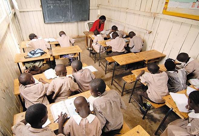 ▲2007년 케냐 지라니교육센터에서 학생들이 공부하는 모습