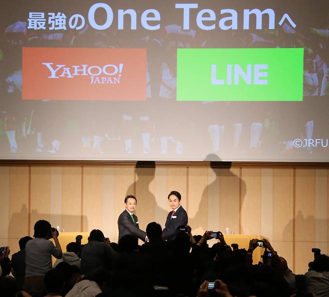 2019년 11월 18일 도쿄 미나토구에서 야후 재팬, Z홀딩스(ZHD)의 CEO 겸 사장 가와베 켄타로(왼쪽)와 라인의 CEO 겸 사장 이데자와 다케시가 합병에 합의한 후 악수를 나누고 있다./ 요미우리 신문/로이터