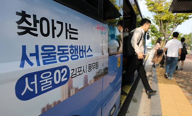 작년 8월 21일 오전 '서울동행버스'를 이용한 시민들이 서울 강서구 김포공항역 버스정류장에서 내리고 있다. /뉴스1