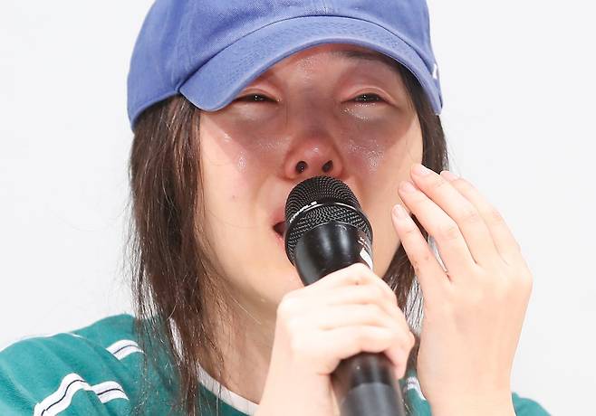 그룹 뉴진스의 소속사 어도어 민희진 대표가 25일 서울 서초구 한국컨퍼런스센터에서 하이브 경영권 탈취 시도와 관련한 배임 의혹에 긴급기자회견을 갖고 눈물을 흘리며 입장을 밝히고 있다. /뉴스1