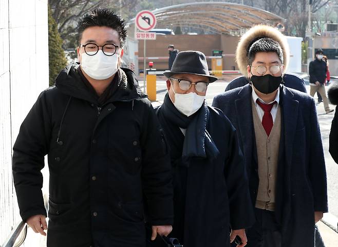 이명수 서울의소리 기자(왼쪽부터)와 백은종 대표, 양태정 변호사./뉴스1