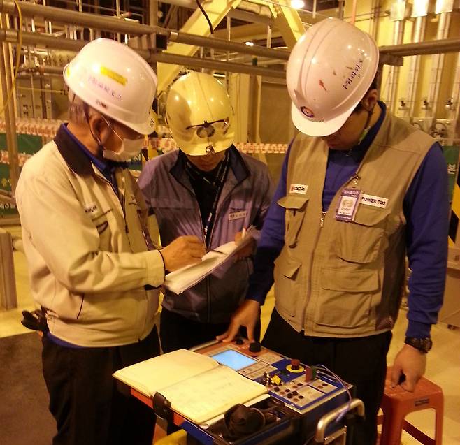 파워토스 직원들이 발전소 전력 보호계통 설비의 신뢰성 시험을 진행하고 있다. /파워토스 제공