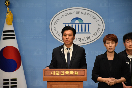 조승래 더불어민주당 의원이 25일 국회 소통관에서 한국항공우주연구원 표적·보복감사 규탄 기자회견을 하고 있다. 조승래 의원실 제공