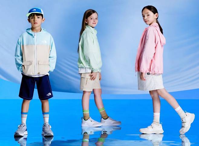 ‘키즈 시티 칠러 재킷’을 비롯해 다양한 냉감 의류를 착용한 어린이 모델들.ⓒ노스페이스