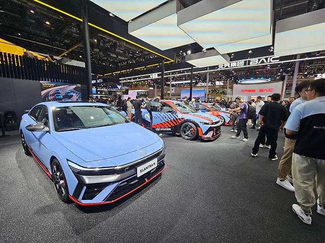 ‘오토차이나 2024(베이징 국제 모터쇼)의 현대자동차 부스에 전시된 N브랜드 차량들. ⓒ데일리안 정진주 기자