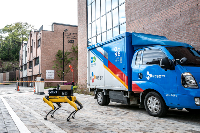 라스트마일 로봇 배송 서비스 실증 사업에 활용된 차량과 로봇개 '스팟(SPOT)'의 모습. 기아 제공