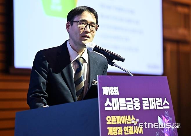 전자신문이 주최하는 제18회 스마트금융 콘퍼런스가 '오픈파이낸스, 개방과 연결사이'를 주제로 25일 서울 여의도 FKI타워에서 열렸다. 백영현 유니온커뮤니티 연구소장이 '생체인식 융합 보안 기술과 FIDO2'를 주제로 발표하고 있다. 이동근기자 foto@etnews.com