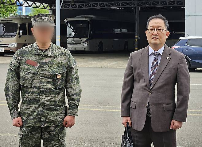 22일 오전 경북경찰청 형사기동대에 출두한 해병대 제1사단 제7포병 대대장과 김경호 변호사가 기자회견을 하고 있다. 이날 이들은 지난해 예천군 수해로 순직한 채상병 사건과 관련해 경찰 수사를 받았다. 연합뉴스
