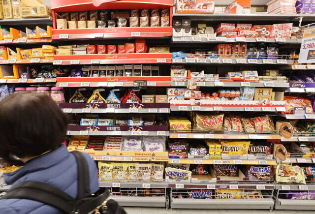 초콜릿 원료인 코코아의 국제 가격이 급등한 가운데 제과업계는 가격 인상 카드를 만지작거리고 있다. 사진은 대형마트 초콜릿 제품 판매대의 모습. 연합뉴스